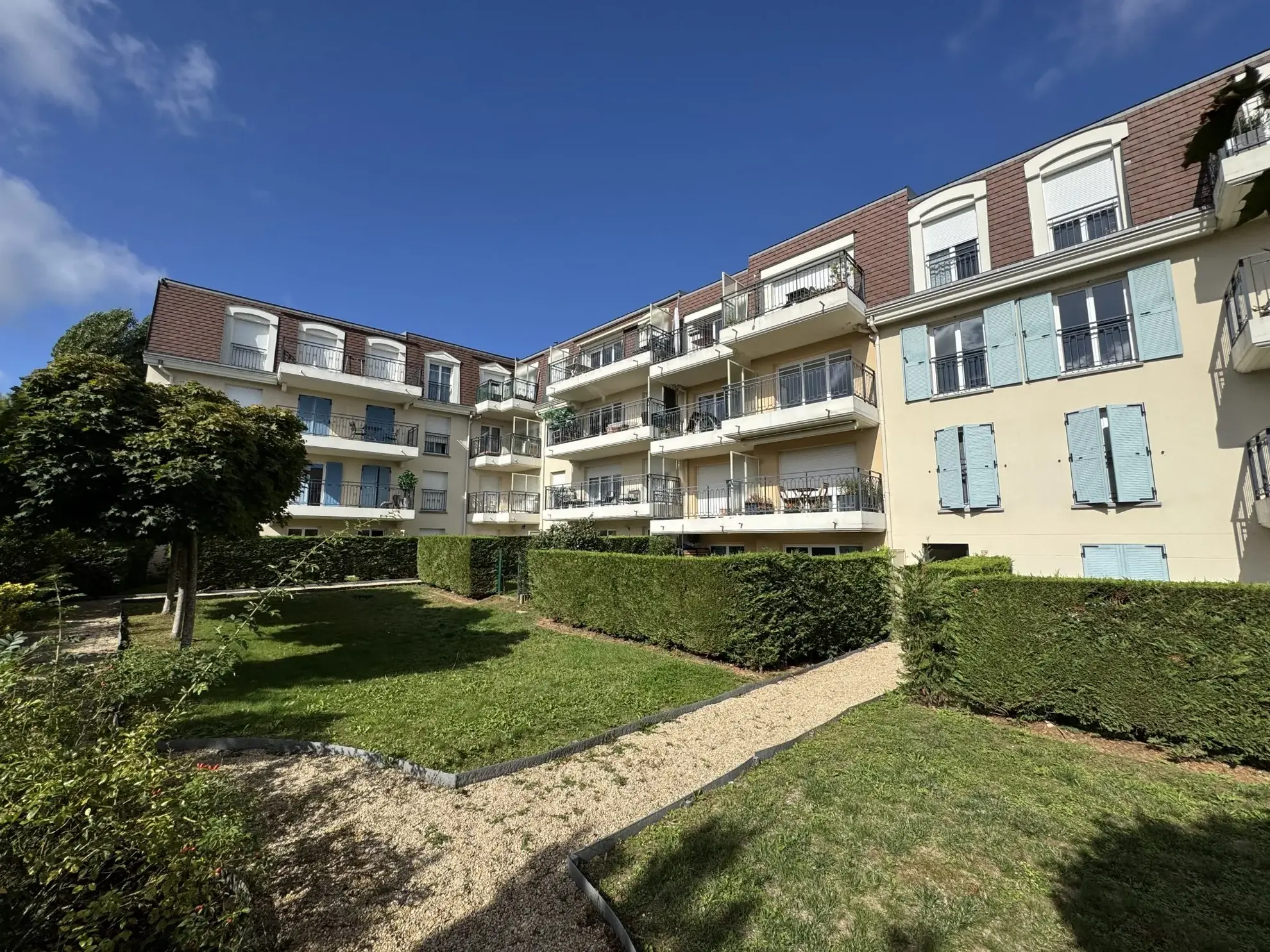 Appartement F2 à vendre à Les Clayes-sous-Bois, résidence récente avec parking 
