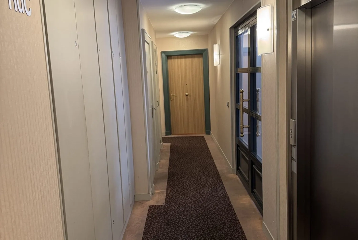 Appartement F2 à vendre à Les Clayes-sous-Bois, résidence récente avec parking 