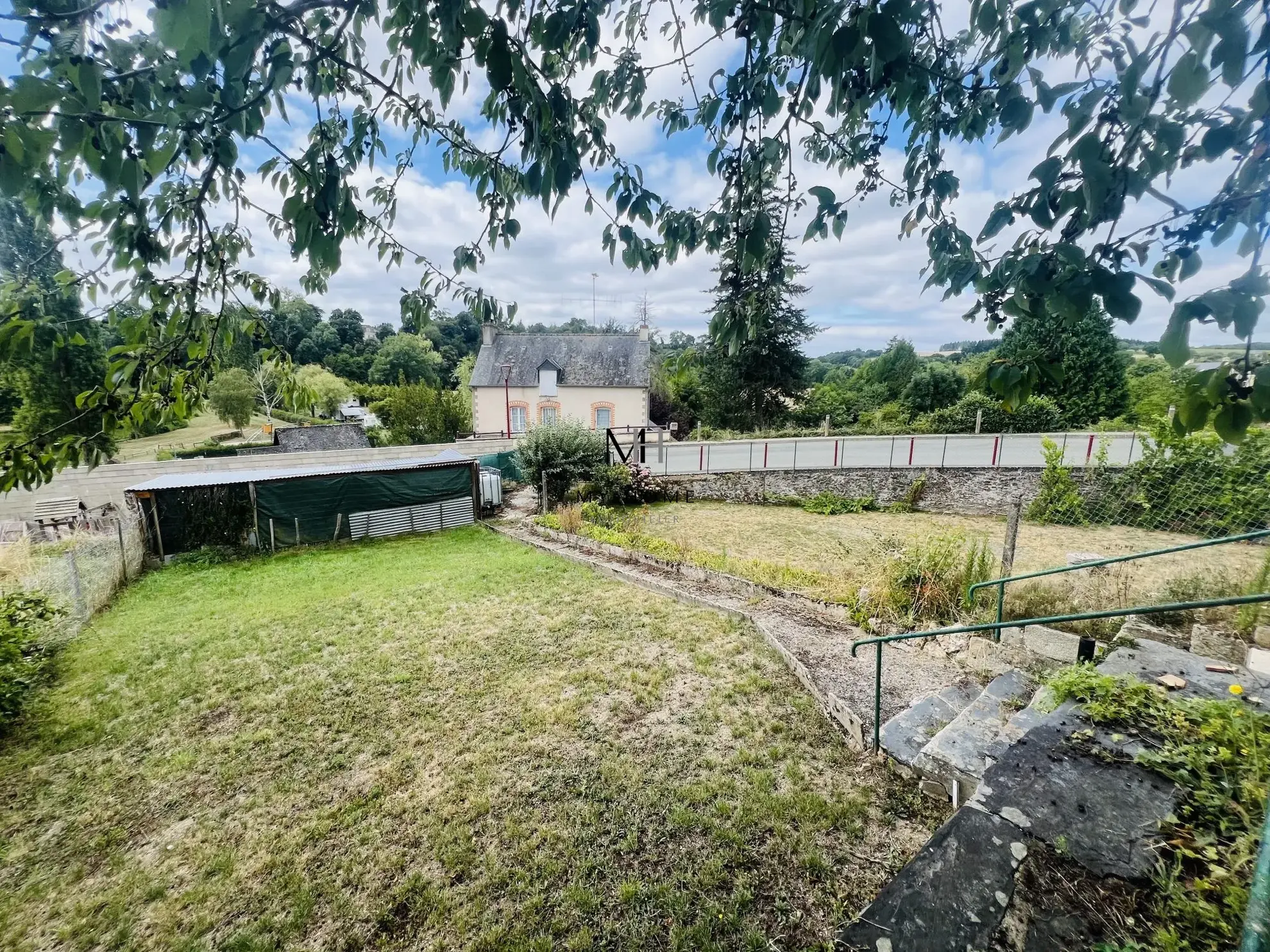 Charmante maison ancienne de 121 m² avec jardin et garage à Saint-Léonard-des-Bois 