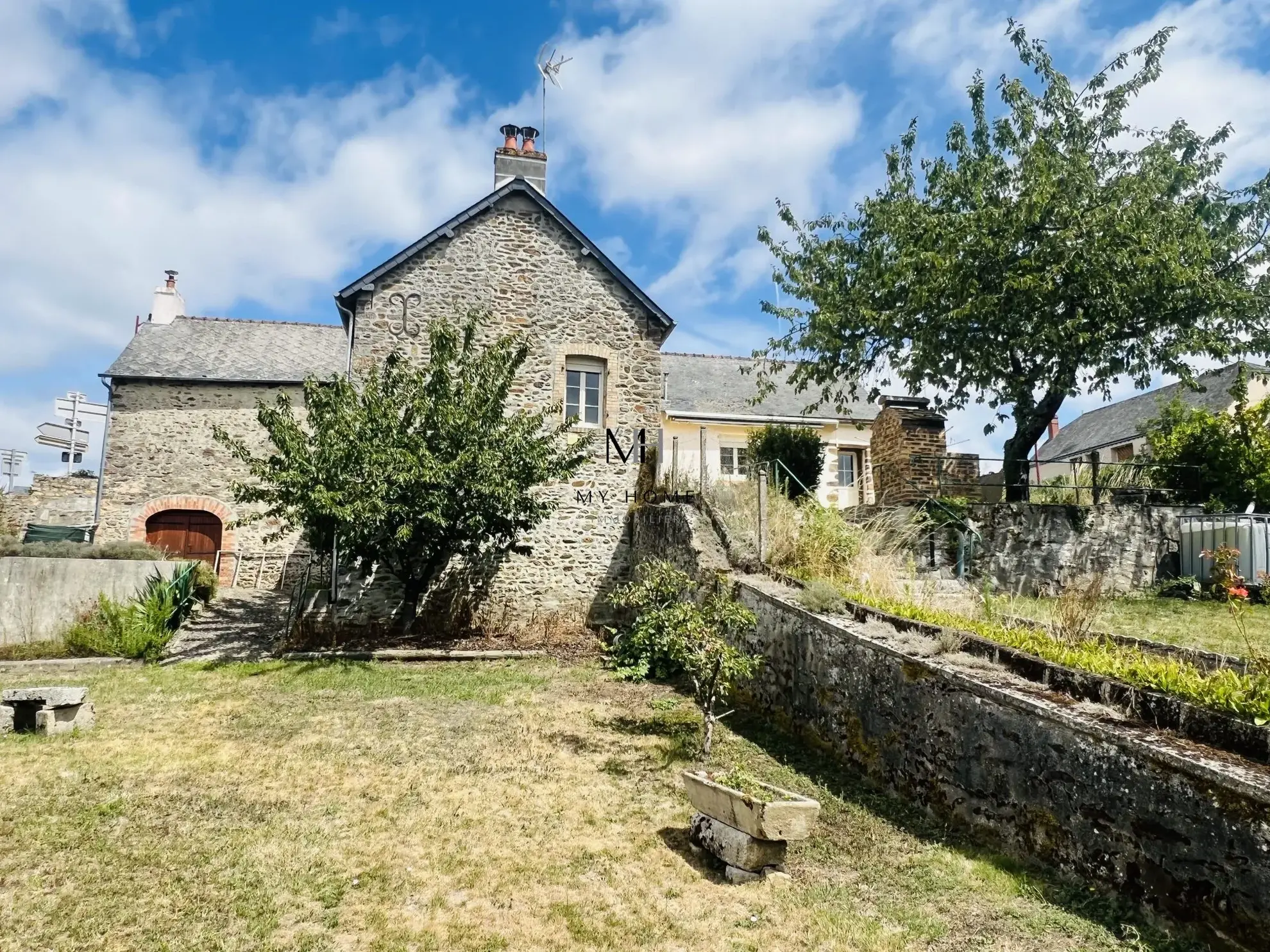 Charmante maison ancienne de 121 m² avec jardin et garage à Saint-Léonard-des-Bois 