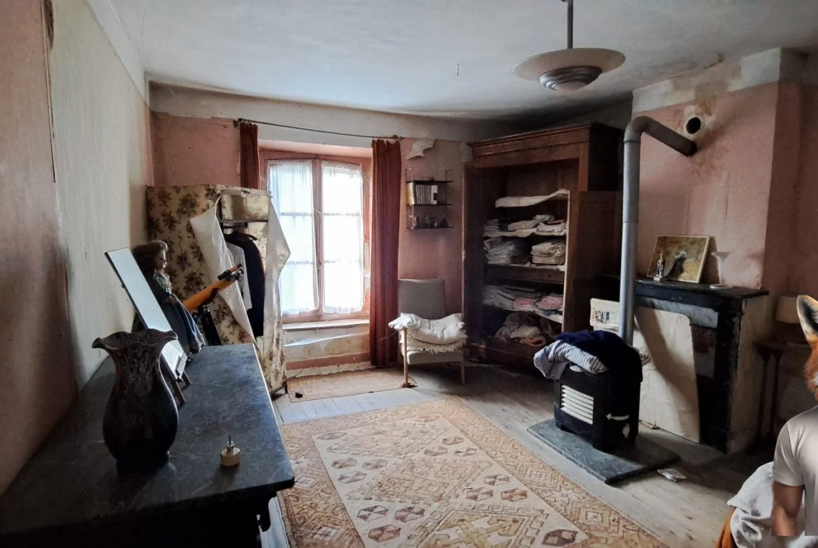 Maison à rénover de 136 m² avec grand potentiel à Chalautre-la-Grande 