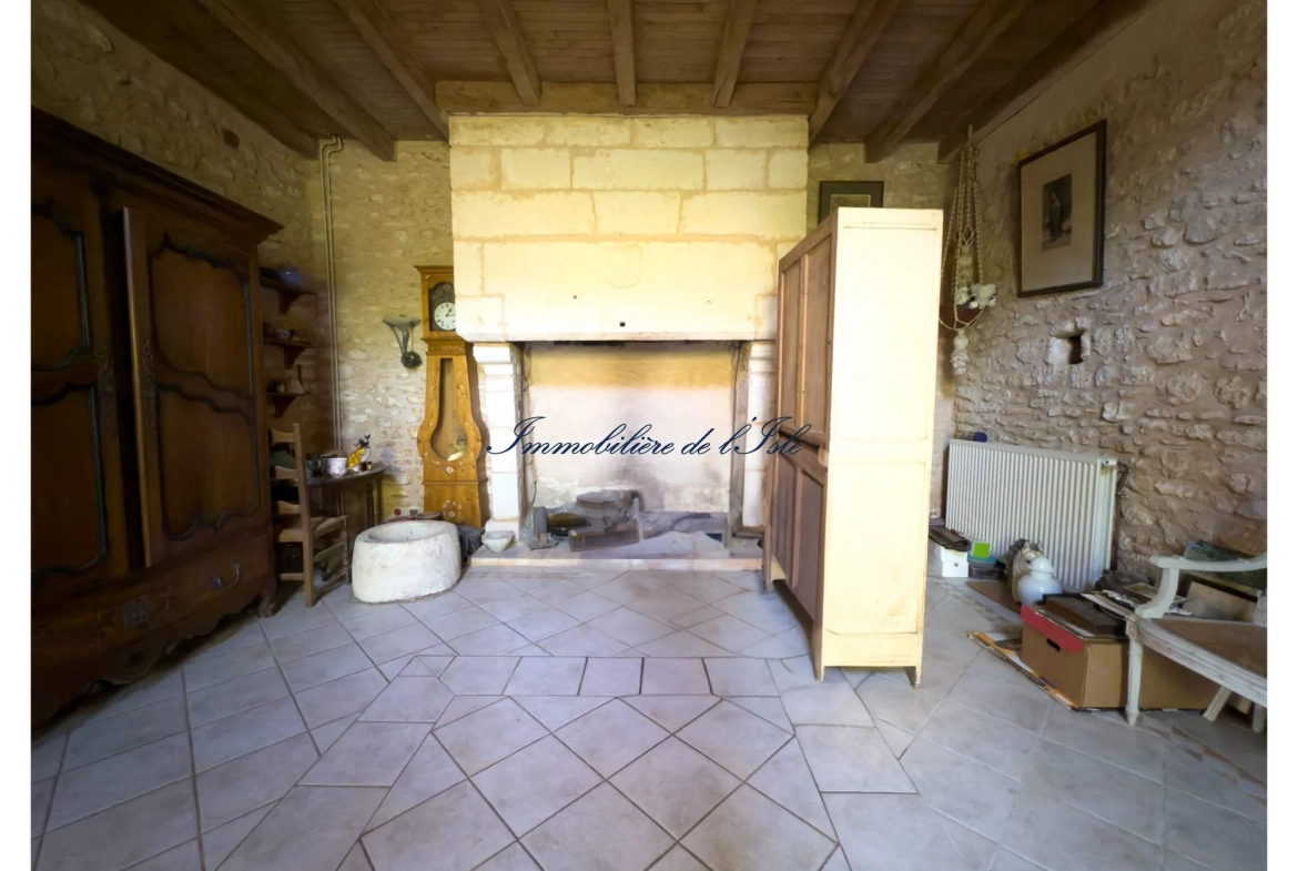 Maison en pierre avec corps de ferme à rénover à Saint-Vincent-sur-l'Isle, 24420 