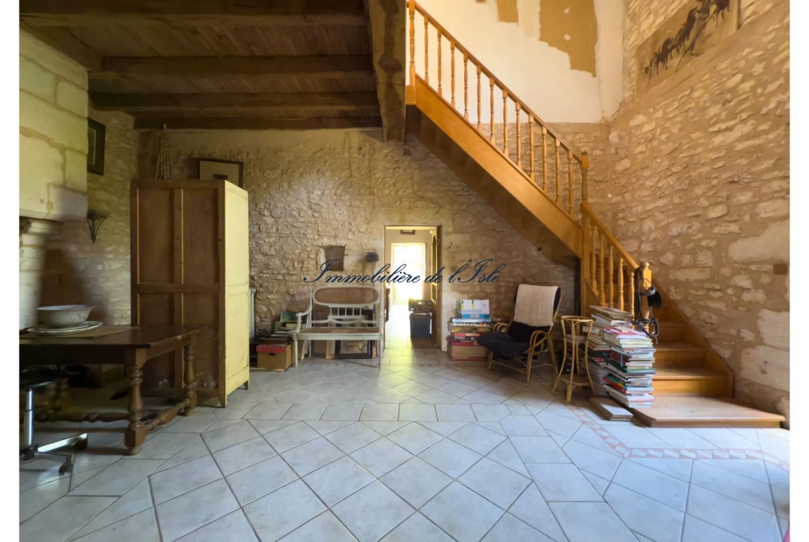 Maison en pierre avec corps de ferme à rénover à Saint-Vincent-sur-l'Isle, 24420 