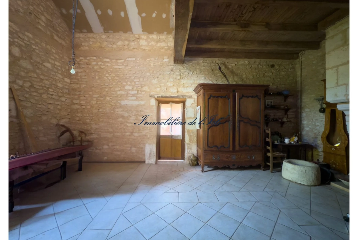 Maison en pierre avec corps de ferme à rénover à Saint-Vincent-sur-l'Isle, 24420 