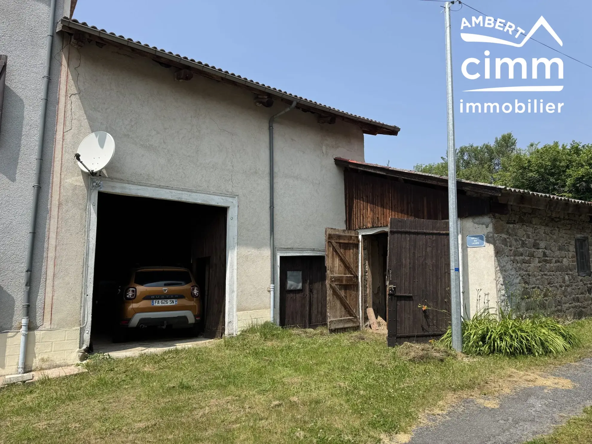 Maison de village à rénover avec jardin et dépendances près des Monts du Forez 