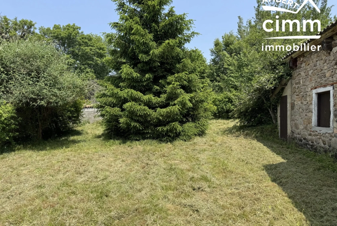 Maison de village à rénover avec jardin et dépendances près des Monts du Forez 