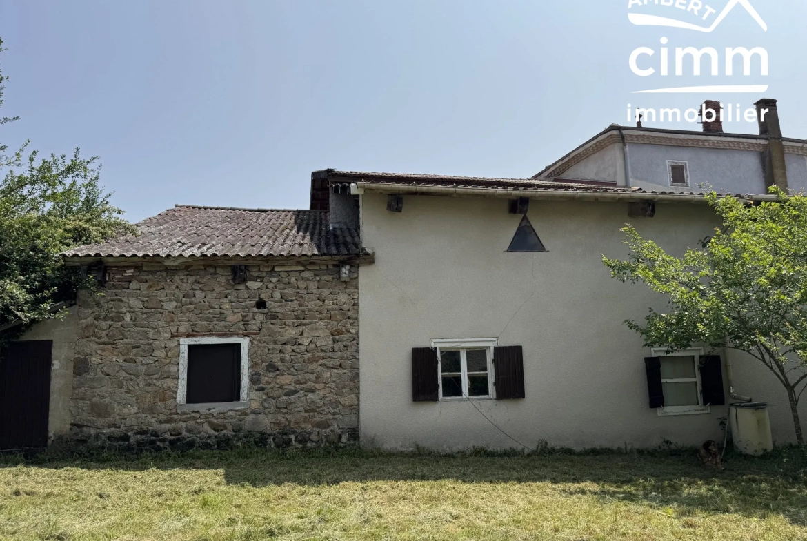 Maison de village à rénover avec jardin et dépendances près des Monts du Forez 