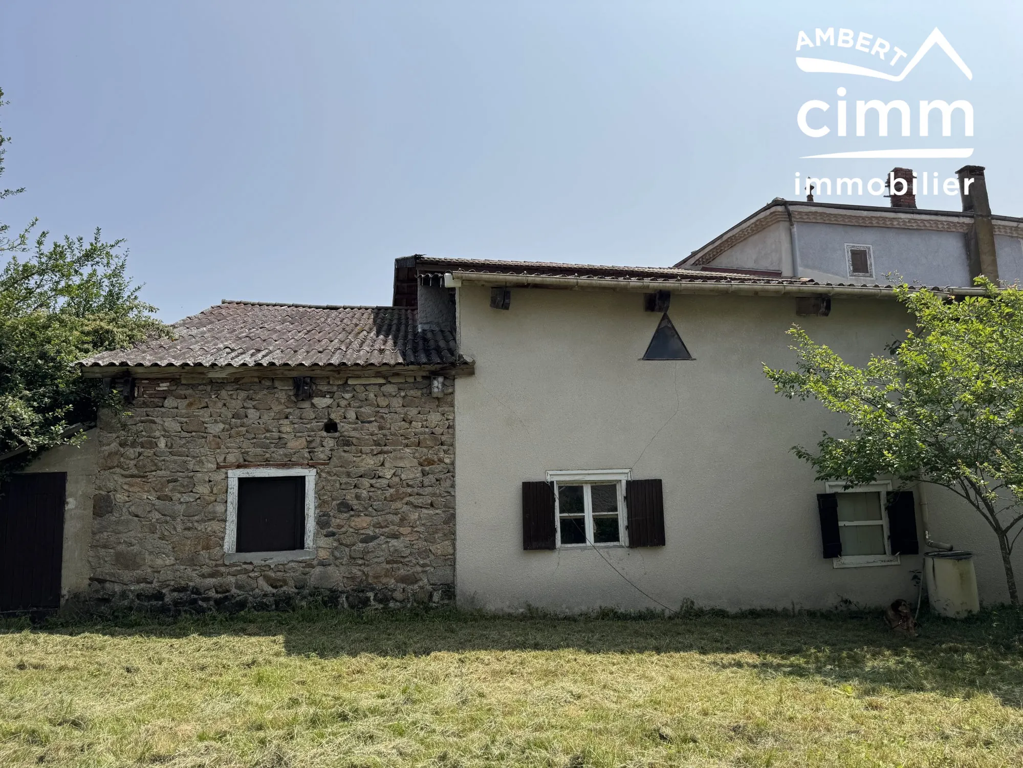 Maison de village à rénover avec jardin et dépendances près des Monts du Forez 