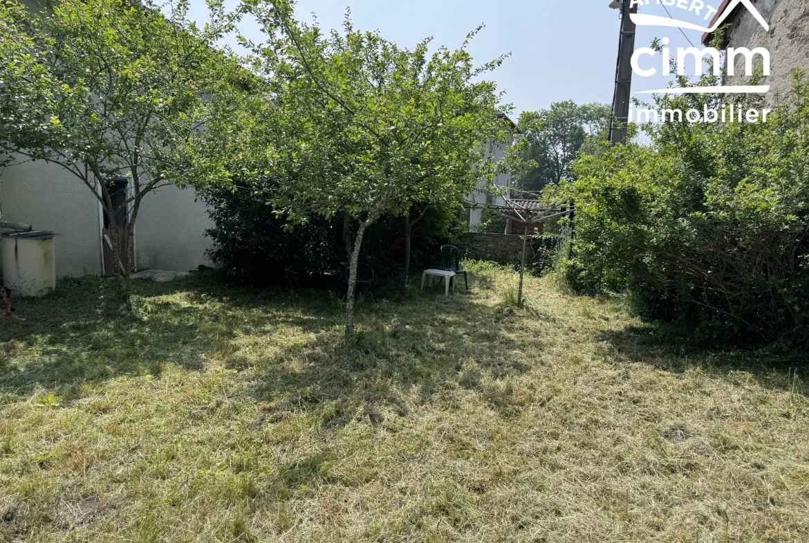 Maison de village à rénover avec jardin et dépendances près des Monts du Forez 