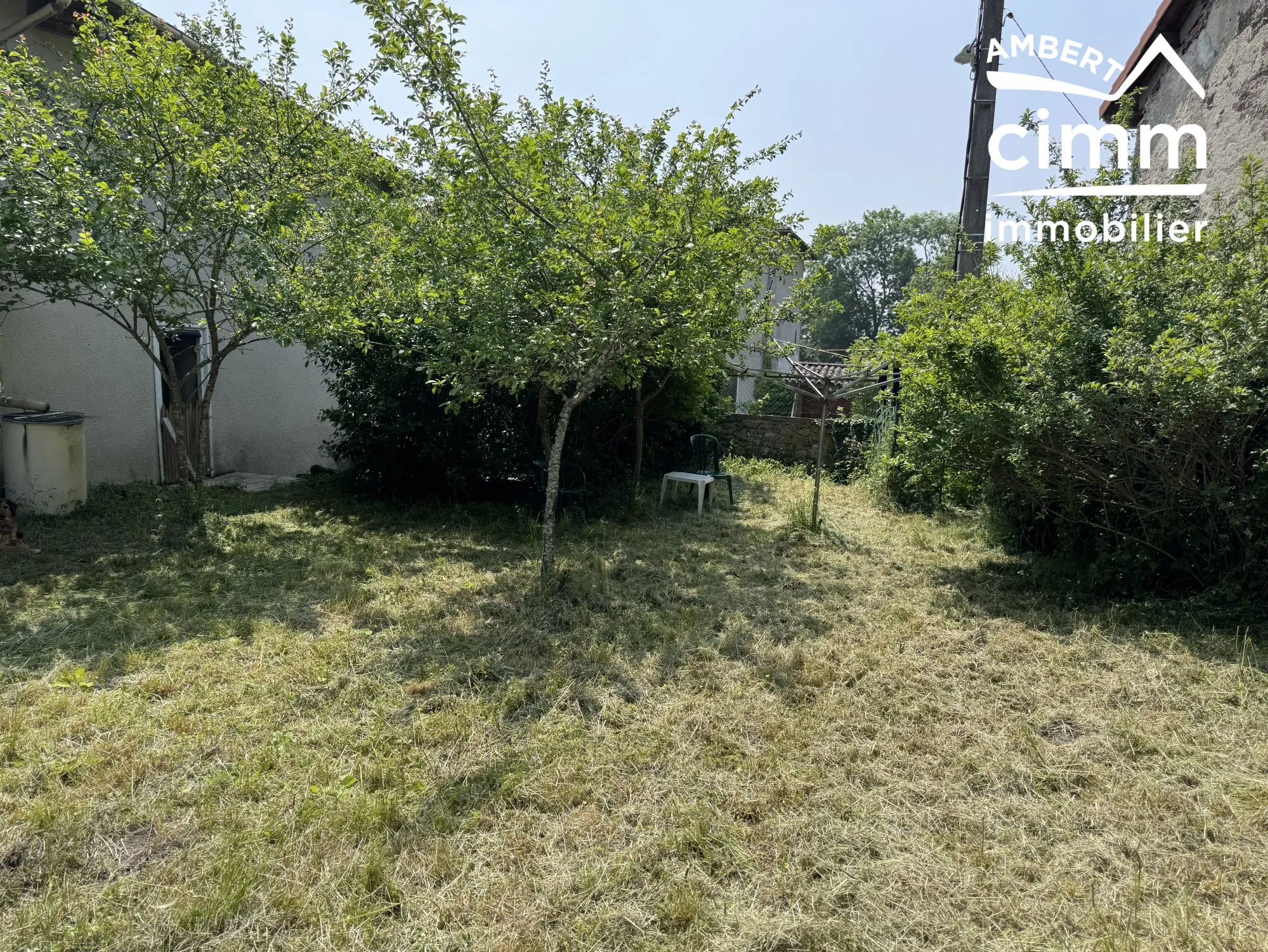 Maison de village à rénover avec jardin et dépendances près des Monts du Forez 