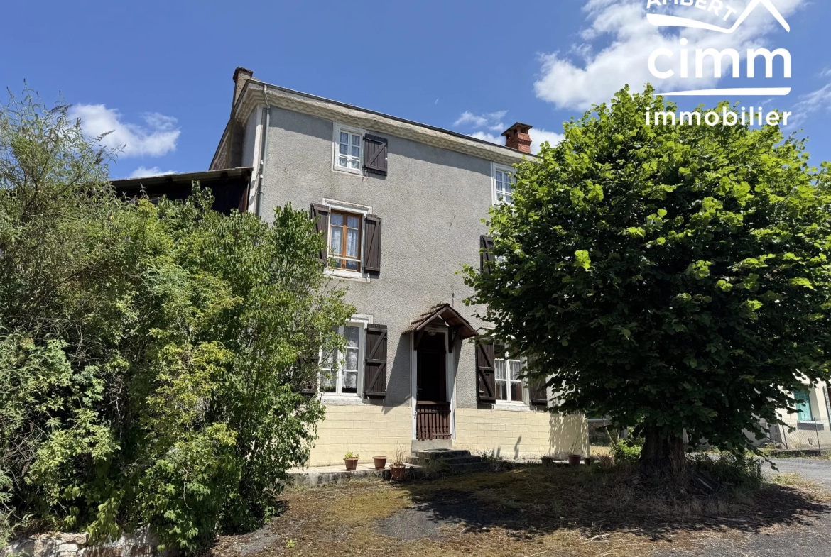 Maison de village à rénover avec jardin et dépendances près des Monts du Forez 