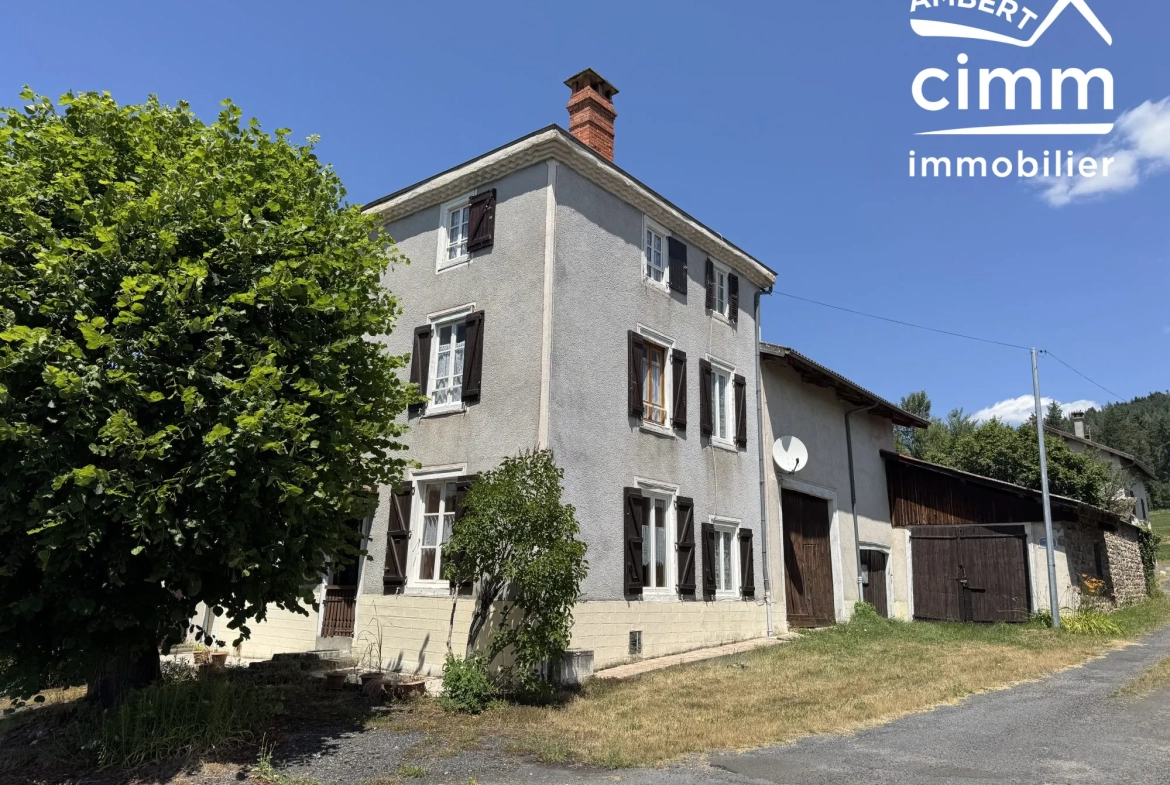 Maison de village à rénover avec jardin et dépendances près des Monts du Forez 
