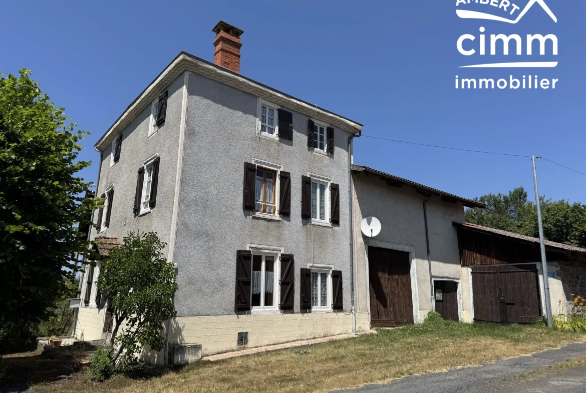Maison de village à rénover avec jardin et dépendances près des Monts du Forez 