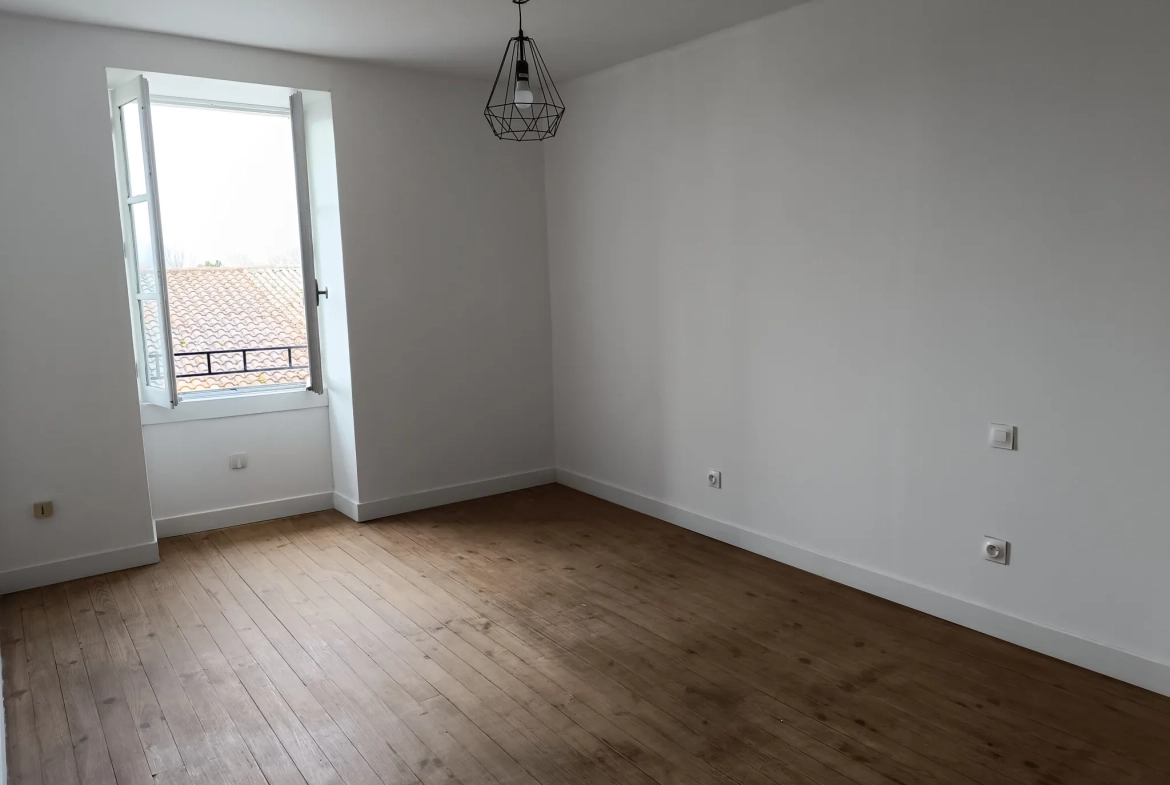 Maison de village à vendre à Chenac St Seurin d'Uzet, 2 chambres, idéalement située 