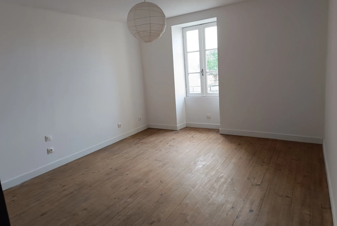 Maison de village à vendre à Chenac St Seurin d'Uzet, 2 chambres, idéalement située 