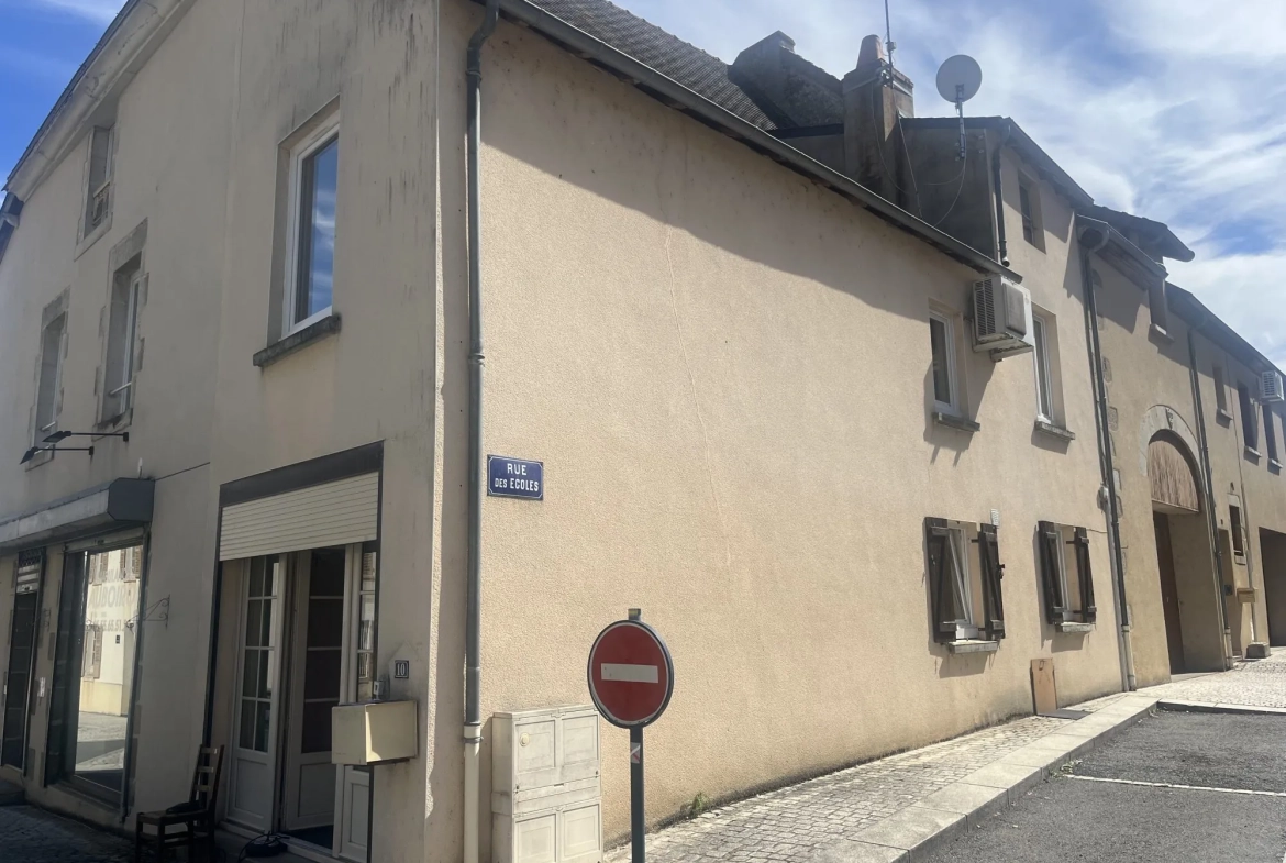 Maison à vendre en centre-ville d'Evaux-les-Bains avec 2 chambres 