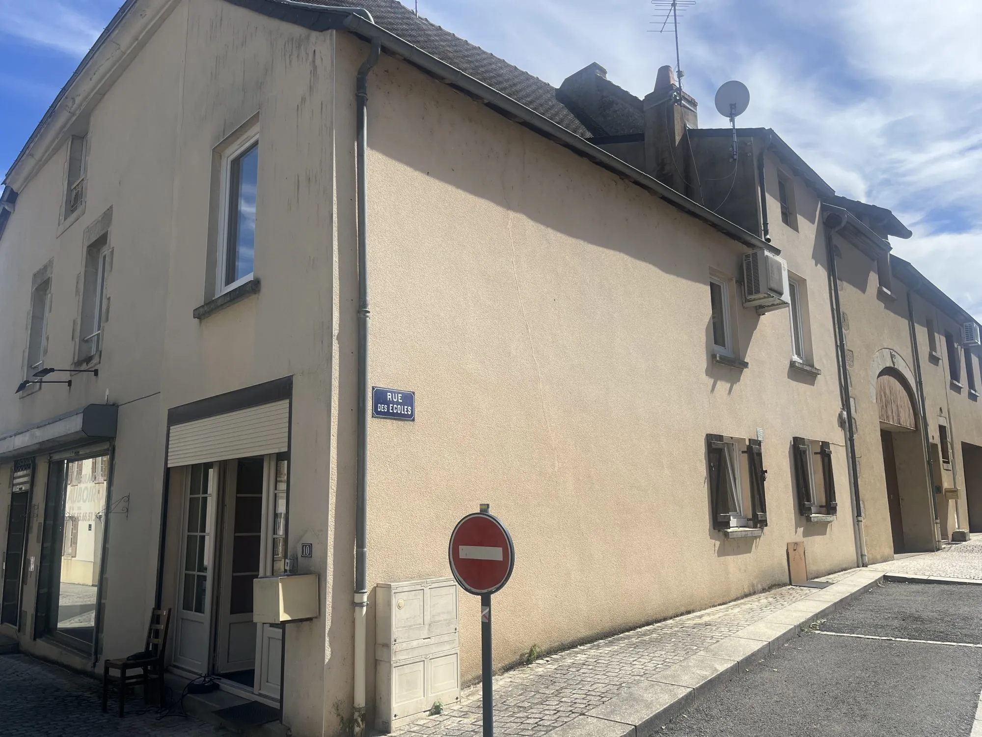 Maison à vendre en centre-ville d'Evaux-les-Bains avec 2 chambres 