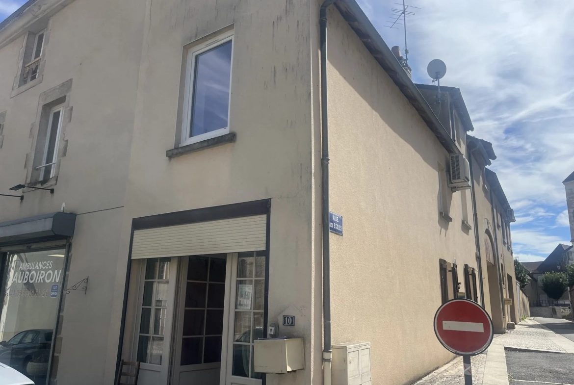 Maison à vendre en centre-ville d'Evaux-les-Bains avec 2 chambres 