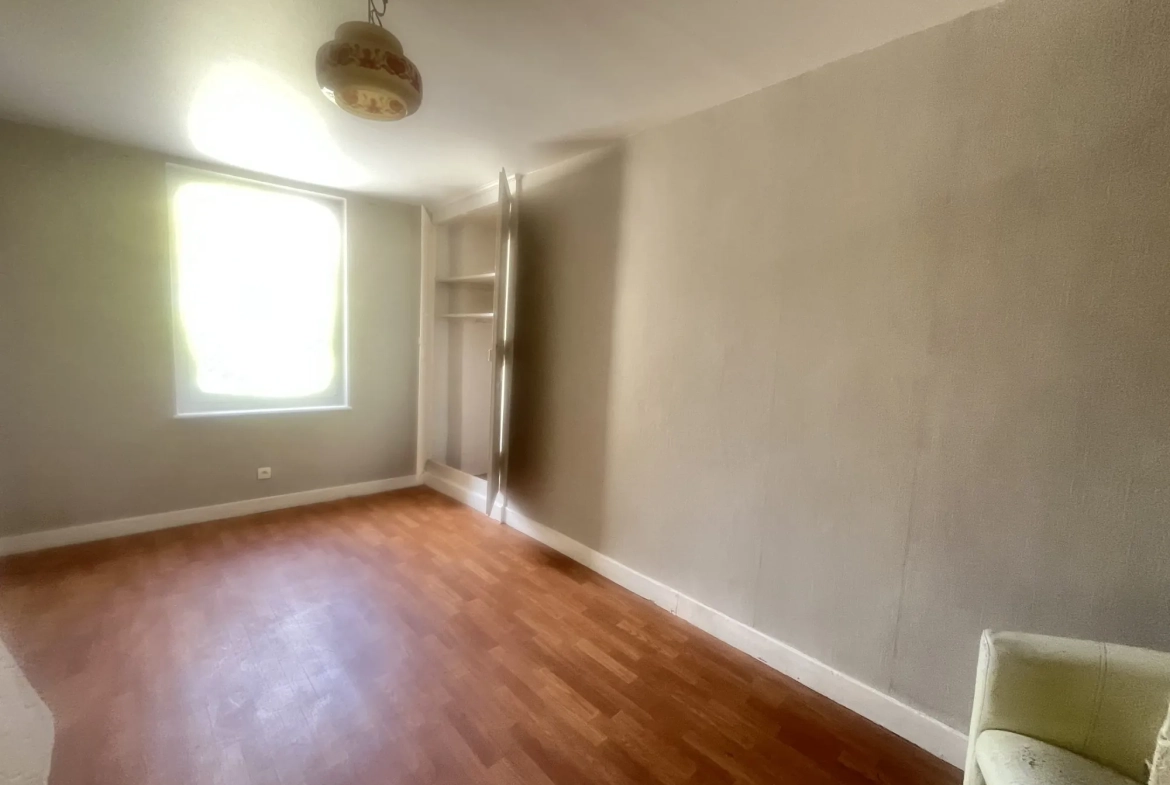 Maison à vendre en centre-ville d'Evaux-les-Bains avec 2 chambres 