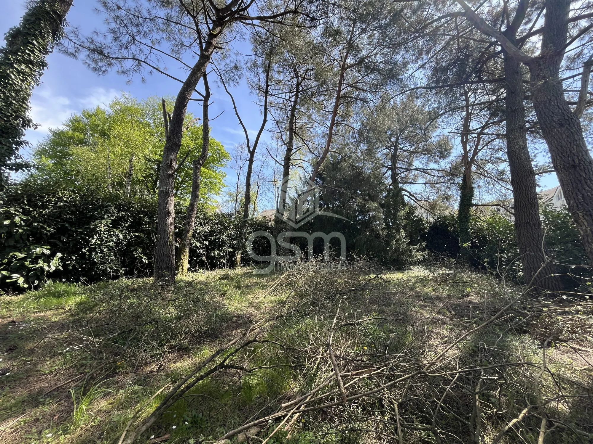 Terrain constructible de 707 m² à Monts, viabilisé et proche commodités 