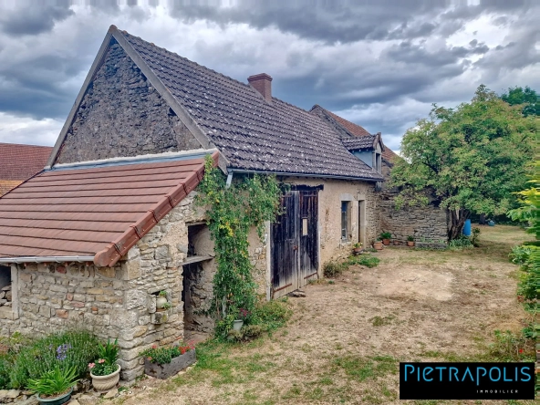 Maison en pierre à rénover avec terrain à Vendenesse-lès-Charolles