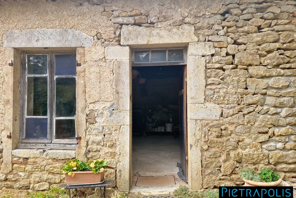 Maison en pierre à rénover avec terrain à Vendenesse-lès-Charolles 