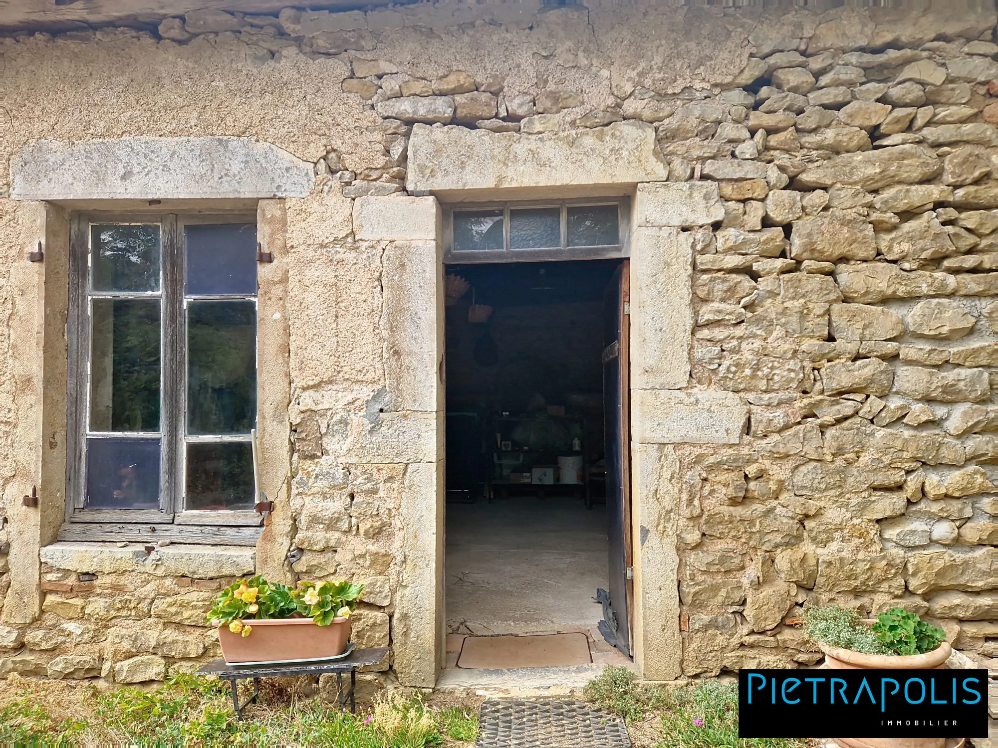 Maison en pierre à rénover avec terrain à Vendenesse-lès-Charolles 