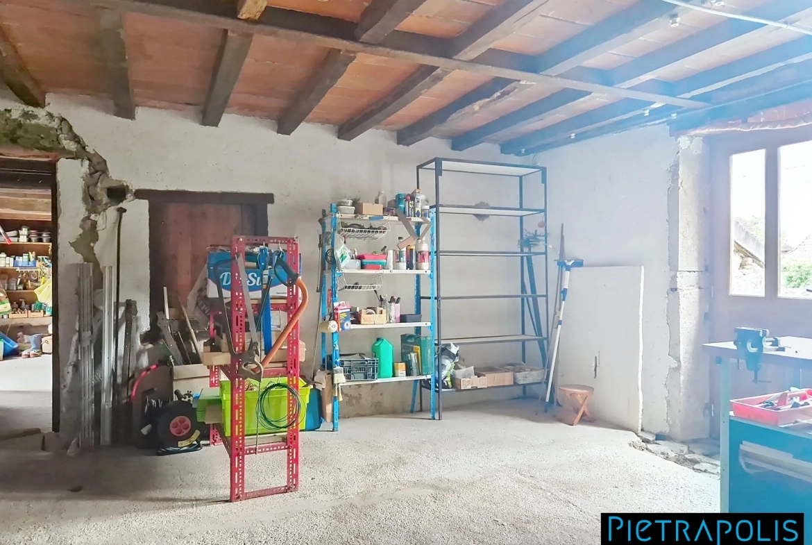 Maison en pierre à rénover avec terrain à Vendenesse-lès-Charolles 