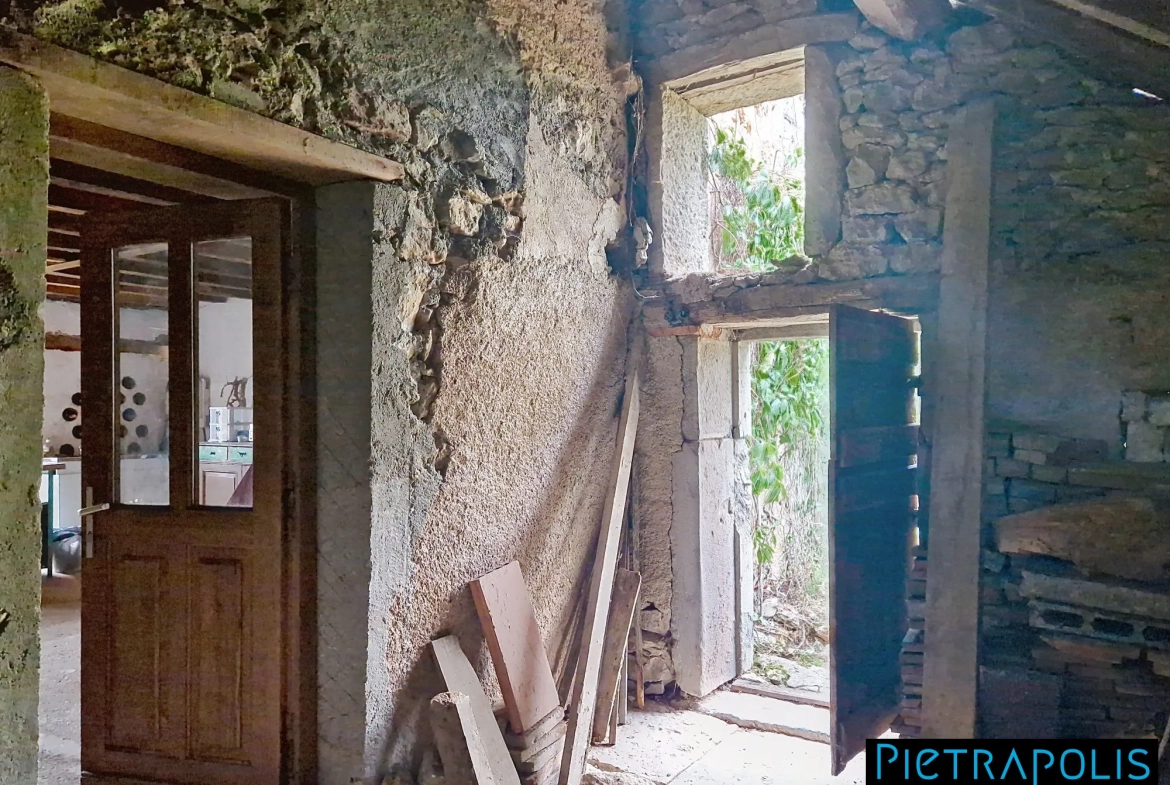Maison en pierre à rénover avec terrain à Vendenesse-lès-Charolles 
