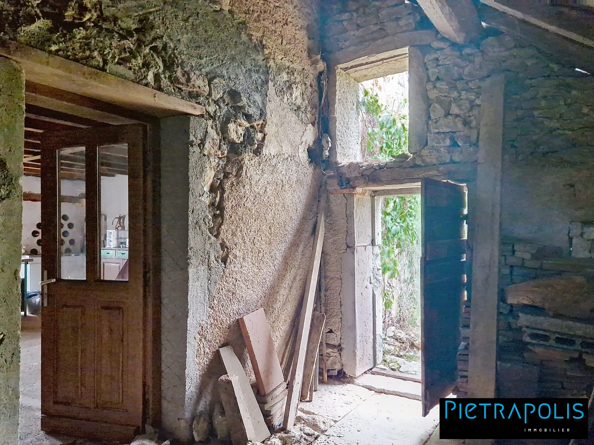 Maison en pierre à rénover avec terrain à Vendenesse-lès-Charolles 