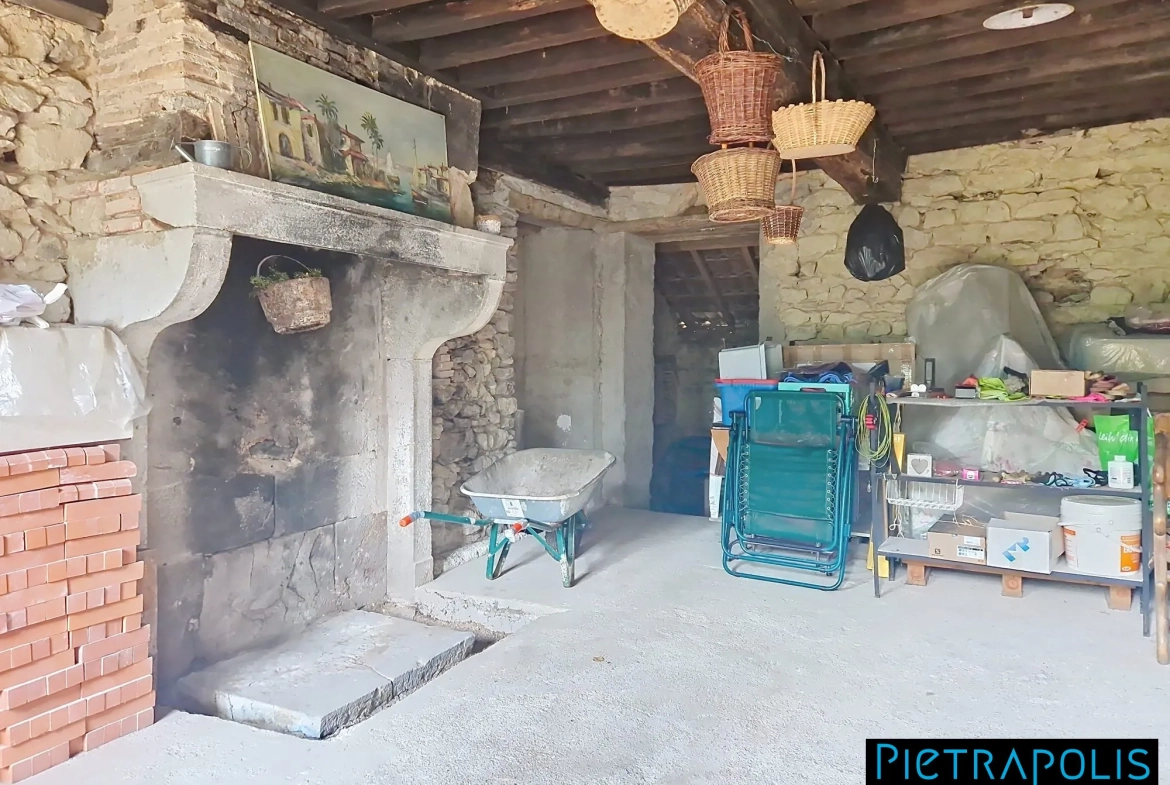 Maison en pierre à rénover avec terrain à Vendenesse-lès-Charolles 