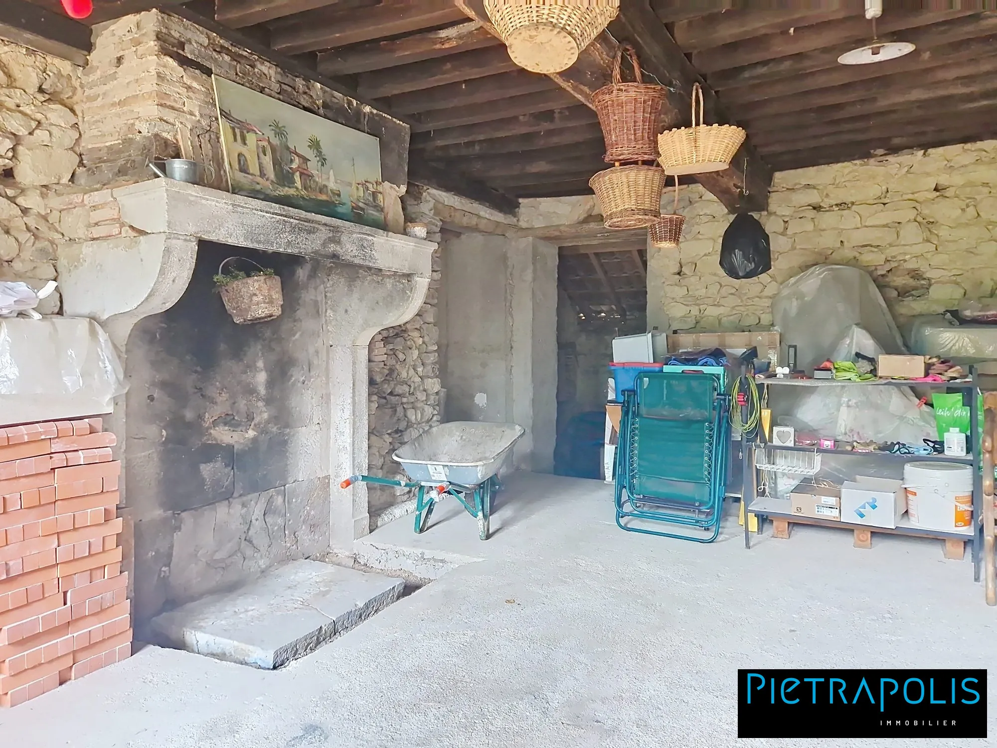 Maison en pierre à rénover avec terrain à Vendenesse-lès-Charolles 