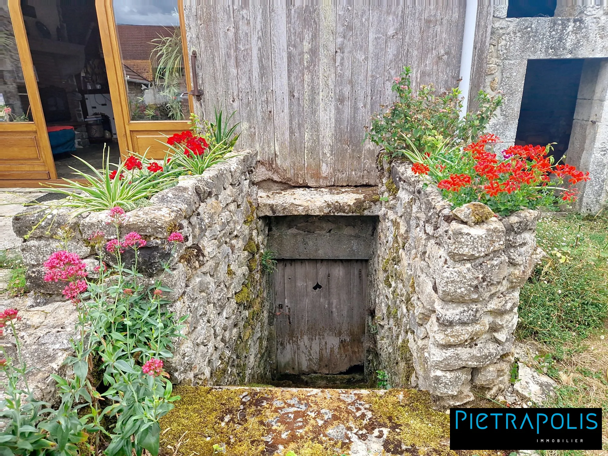 Maison en pierre à rénover avec terrain à Vendenesse-lès-Charolles 