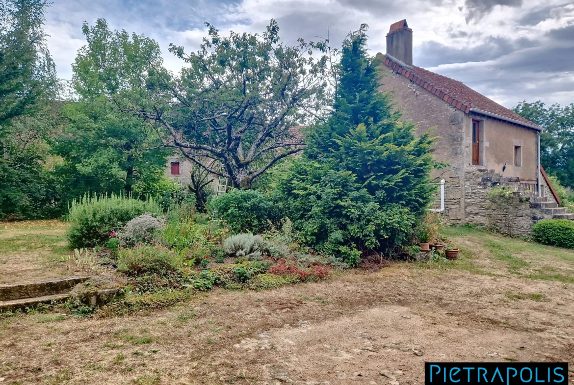 Maison en pierre à rénover avec terrain à Vendenesse-lès-Charolles 
