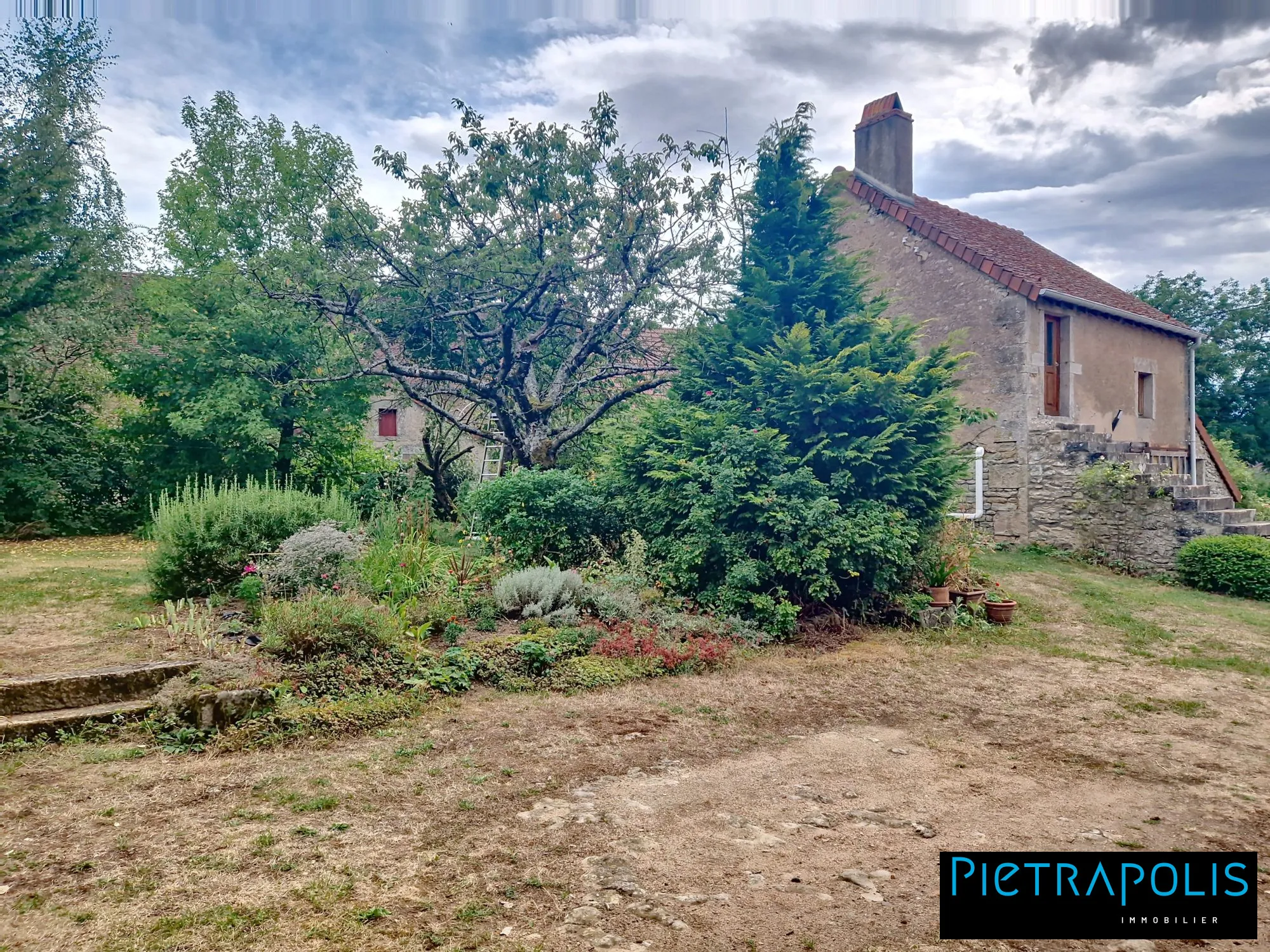 Maison en pierre à rénover avec terrain à Vendenesse-lès-Charolles 