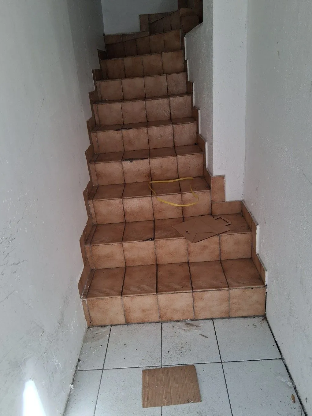 Immeuble à vendre à Vichy avec local commercial loué et appartement à rafraîchir 