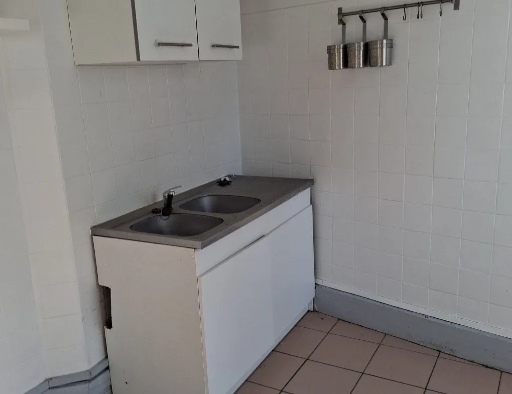 Immeuble à vendre à Vichy avec local commercial loué et appartement à rafraîchir 