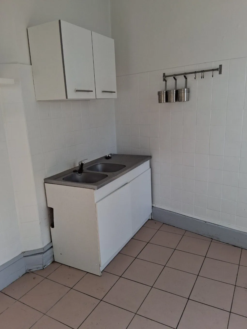 Immeuble à vendre à Vichy avec local commercial loué et appartement à rafraîchir 