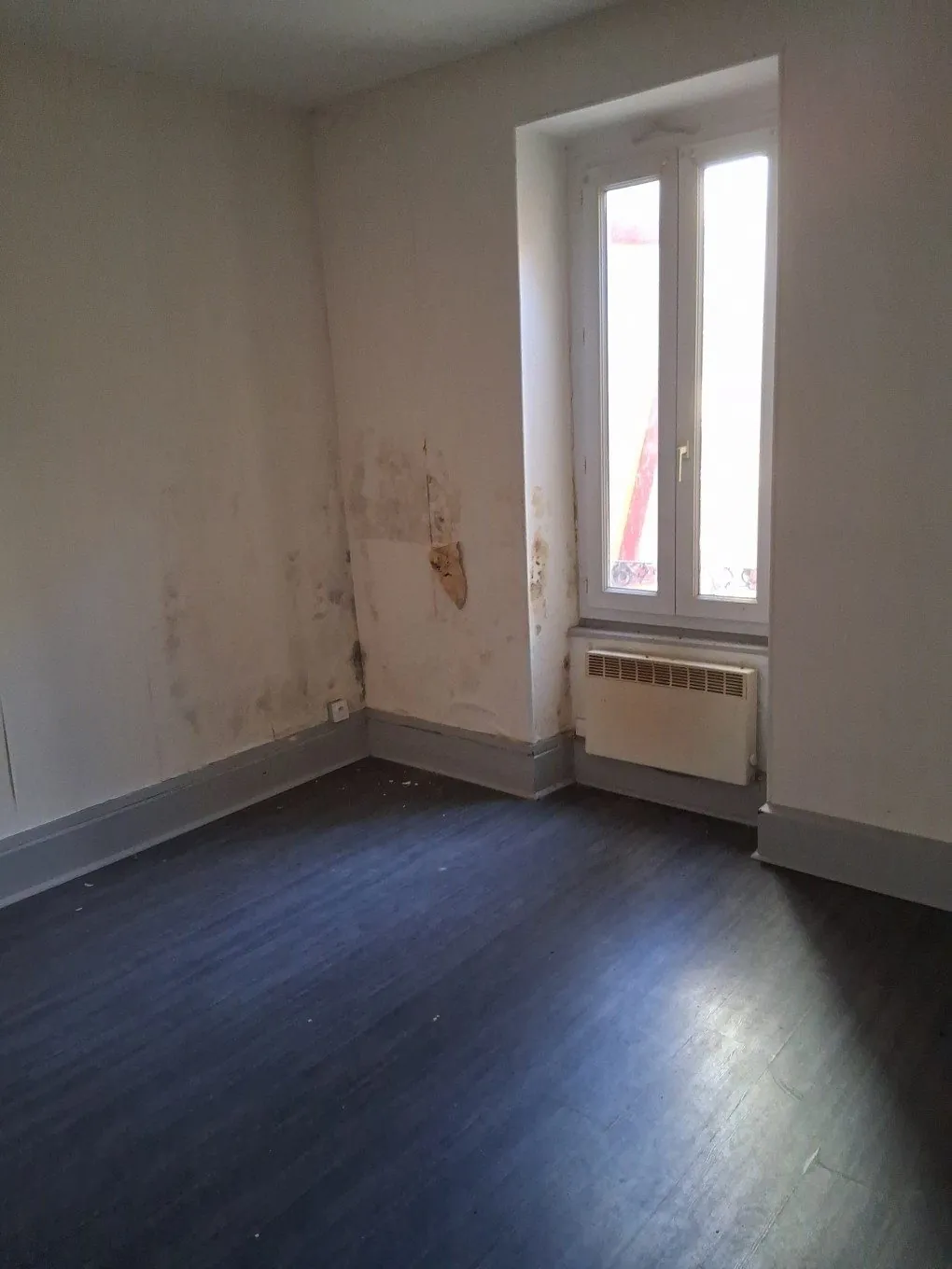 Immeuble à vendre à Vichy avec local commercial loué et appartement à rafraîchir 