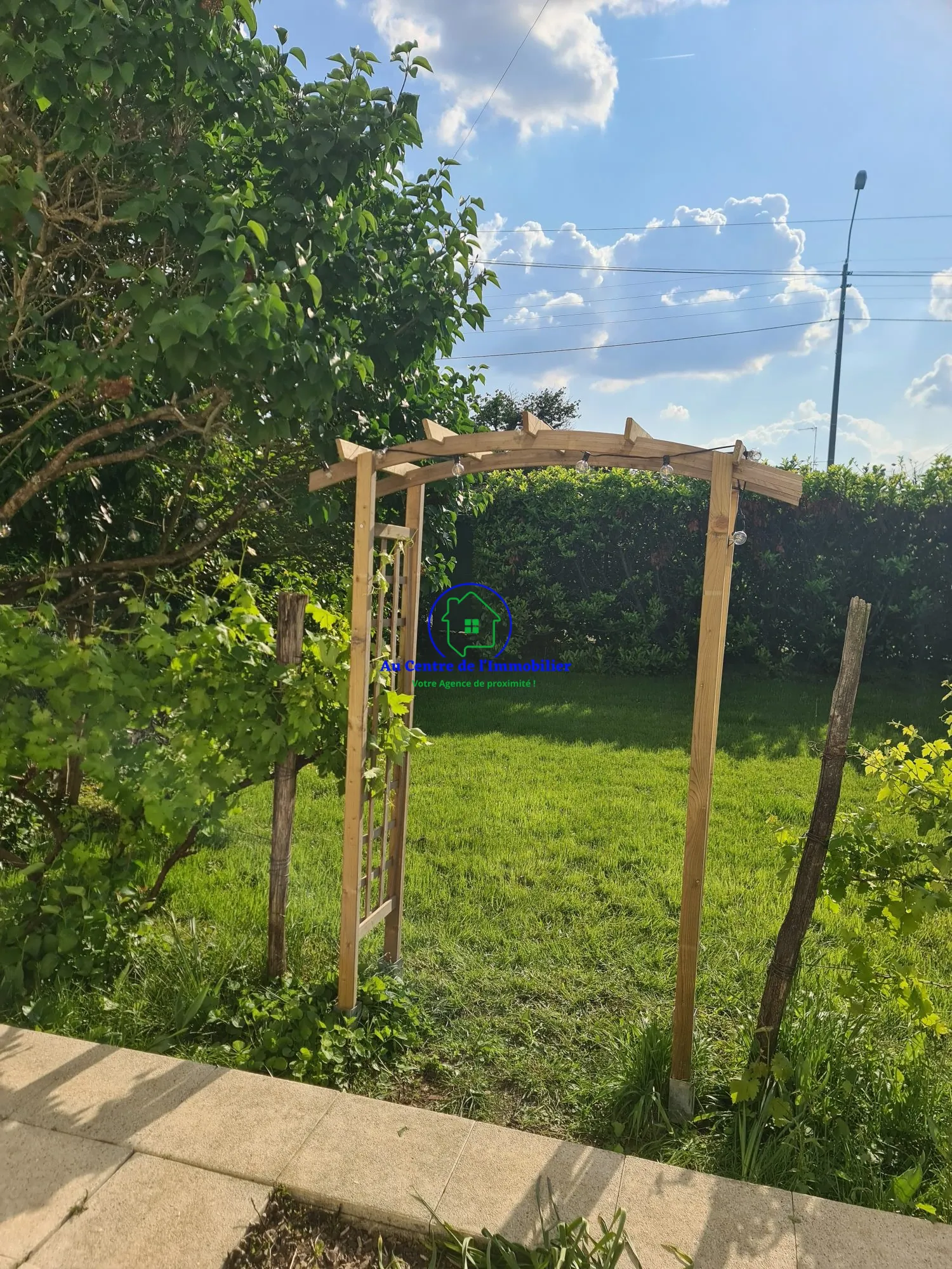 Maison de ville avec jardin, terrasse et garages à vendre à Agen 