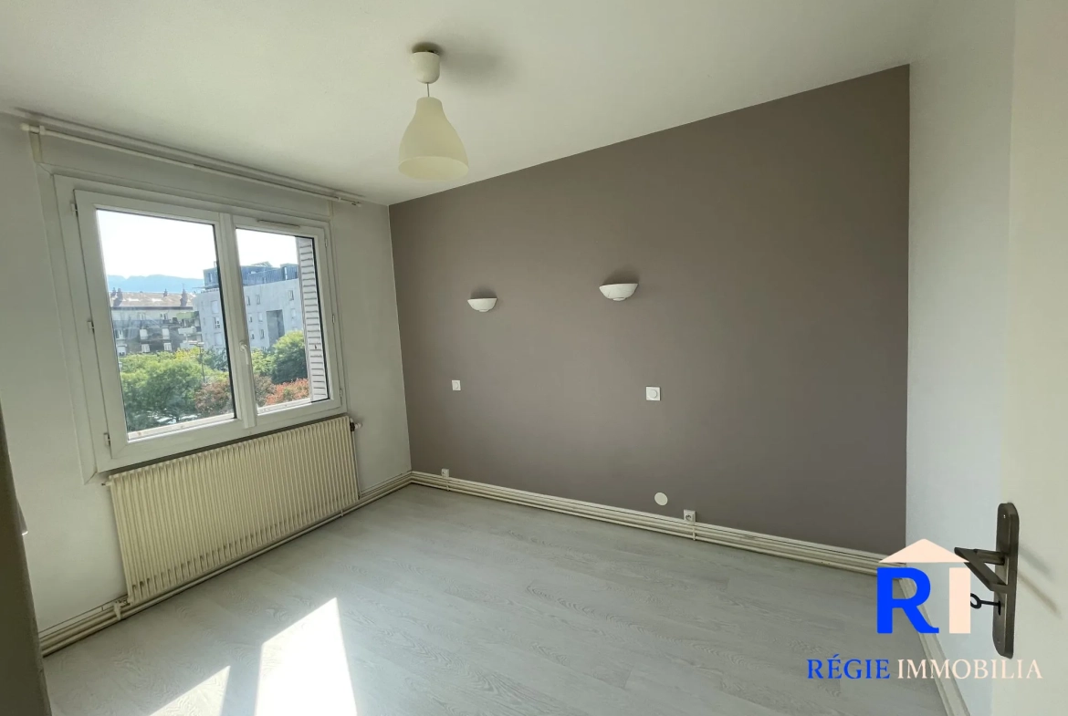 Chambre 2 orientée à l'Est Appartement T3 lumineux avec balcon et vue à Grenoble 