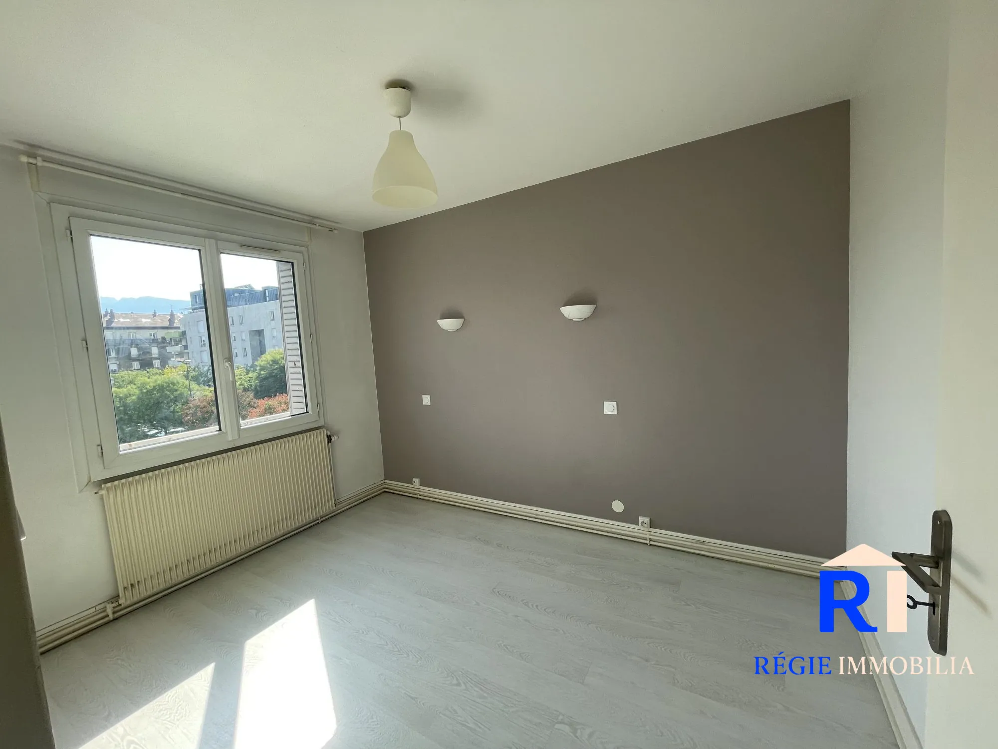 Chambre 2 orientée à l'Est Appartement T3 lumineux avec balcon et vue à Grenoble 