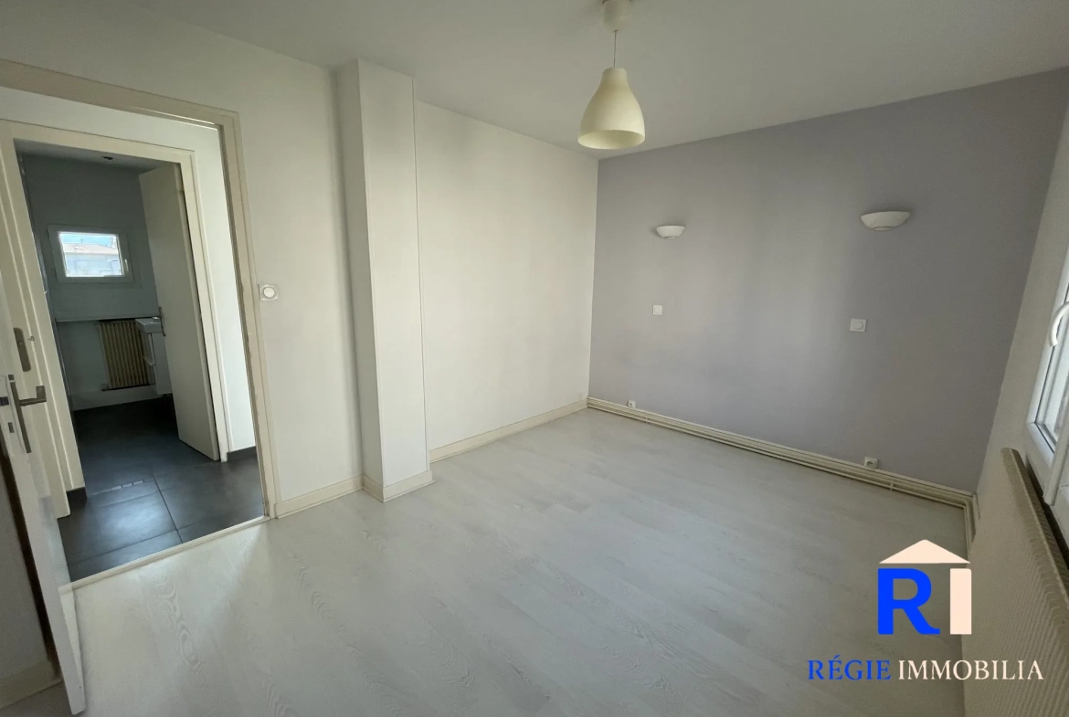 Chambre 1 Ouest  Appartement T3 lumineux avec balcon et vue à Grenoble 