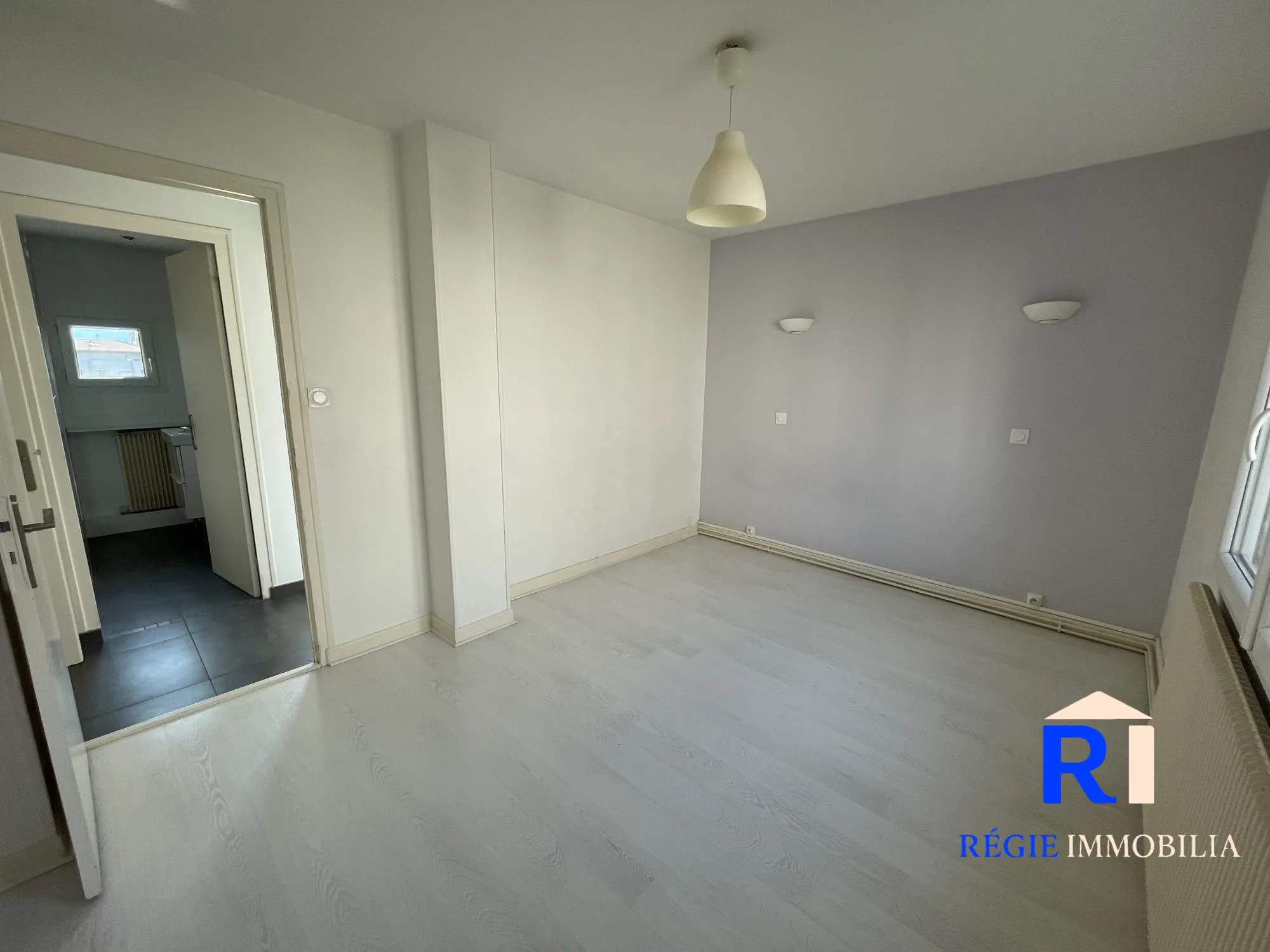 Chambre 1 Ouest  Appartement T3 lumineux avec balcon et vue à Grenoble 