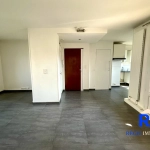 Pièce de vie conviviale avec accès au balcon  Appartement T3 lumineux avec balcon et vue à Grenoble
