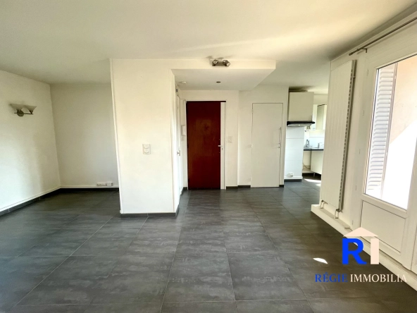 Pièce de vie conviviale avec accès au balcon  Appartement T3 lumineux avec balcon et vue à Grenoble