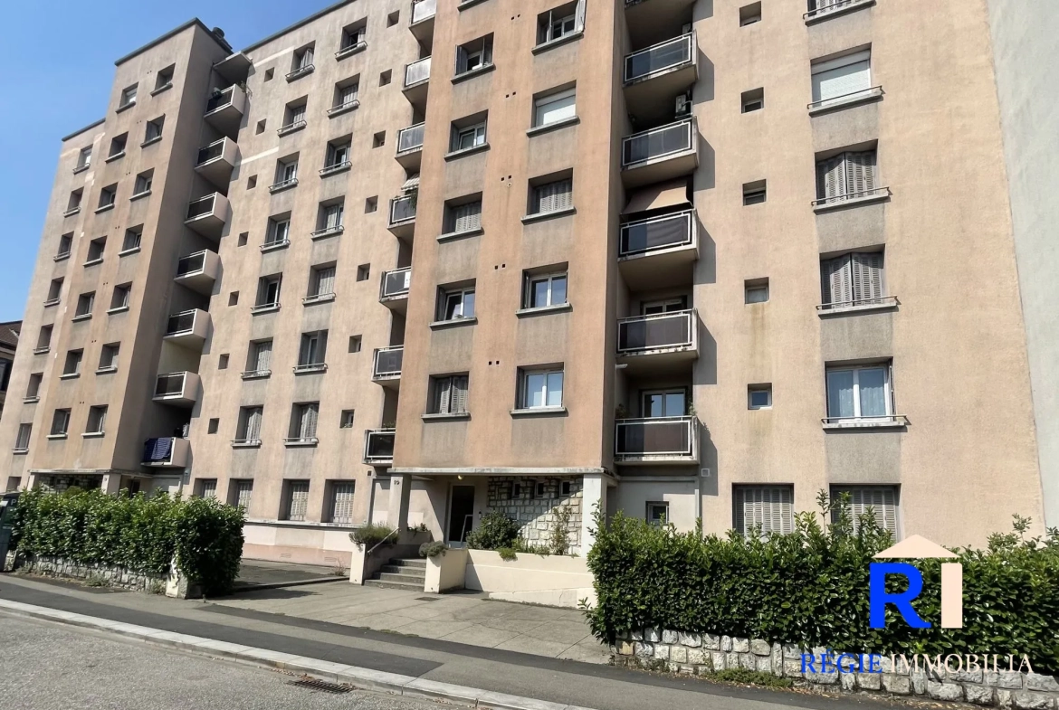 Copropriété proche des commodités Appartement T3 lumineux avec balcon et vue à Grenoble 