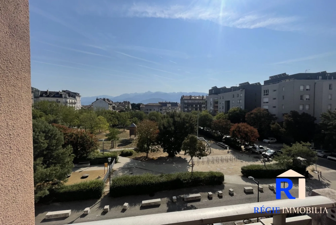 Balcon avec une vue sur Belledonne Appartement T3 lumineux avec balcon et vue à Grenoble 