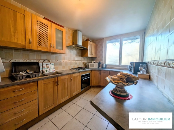 A vendre appartement T4 à Villefontaine avec balcon et cave