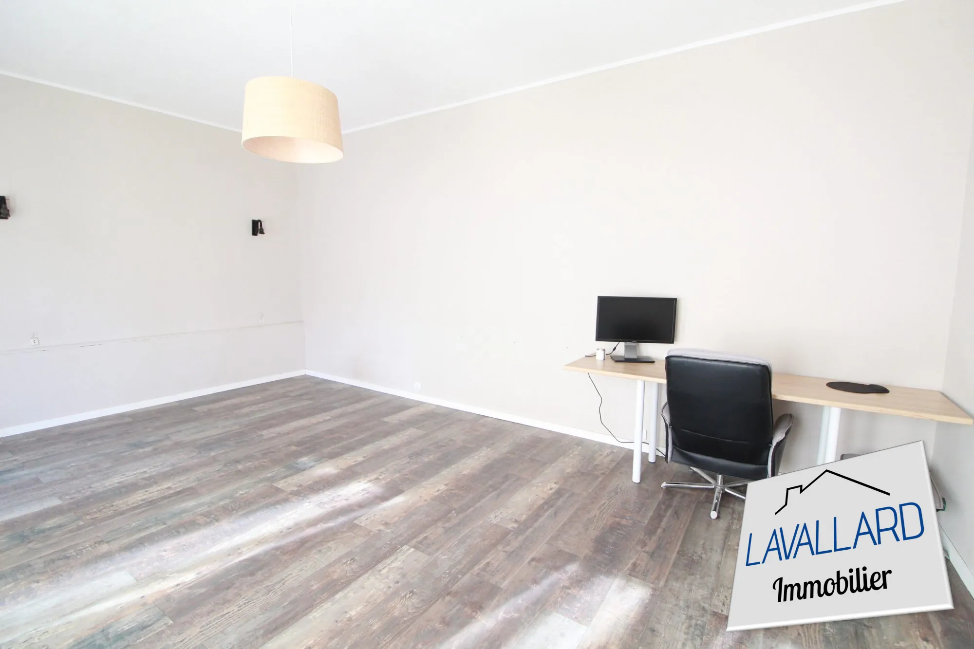 Bureaux Maison familiale de 264 m² à Beauval, confort moderne et charme authentique 